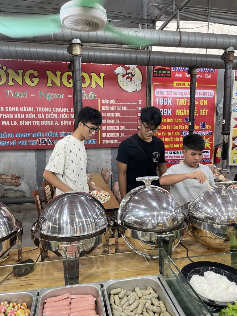 19/10/2025 Đội bóng chuyền Năng khiếu TP.HCM đi BUFFET